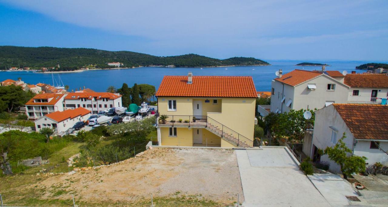 A Lovely And Cozy Room With A Breathtaking View Vis Exterior photo